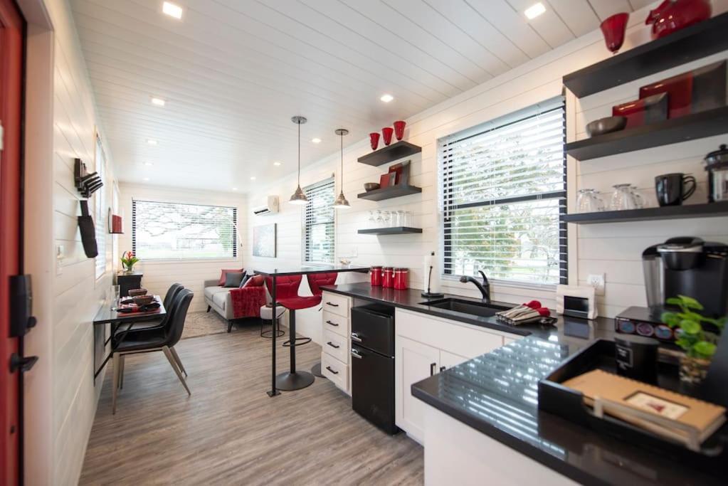 The Merlot House-Container Home 12 Min To Magnolia Bellmead Exterior photo